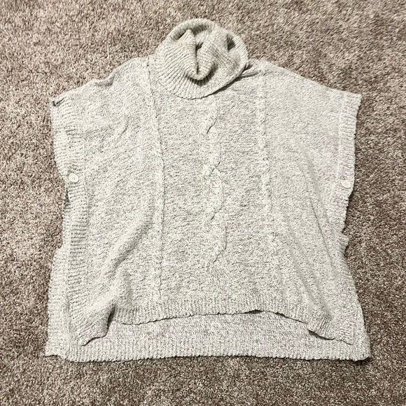 BB Dakota Poncho Sweater - Picture 1 of 5